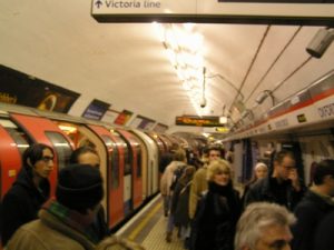busy_central_line_platform_at_oxford_circus_tube_station